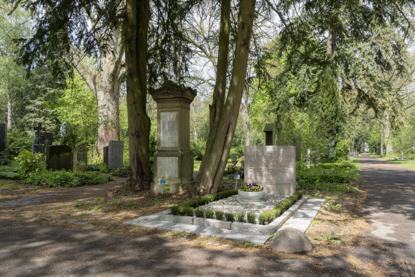 Volger Ott Grab Hauptfriedhof Ffm Gewann J   815 c A.P.Englert