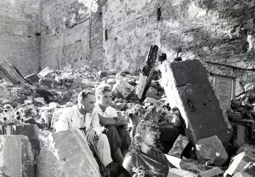 vitrine 1 beutler und sohn in ruine gh 1945