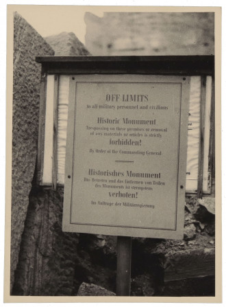 vitrine 1 schild historisches monument