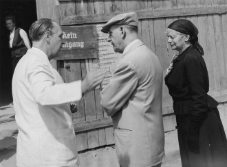 vitrine 7 beutler thomas und katja mann vor bauzaun gh 1949