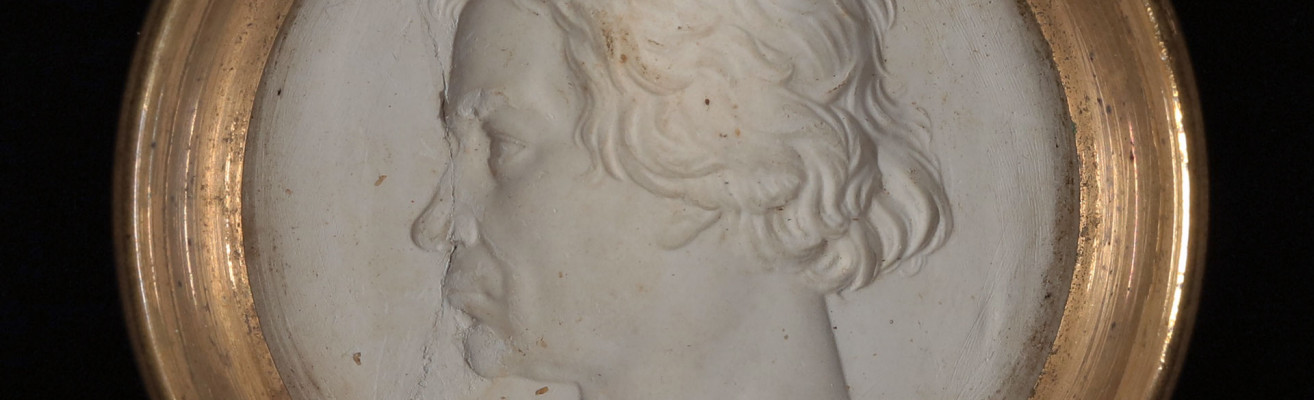 Medaillon mit einem Gipsrelief Ludwig van Beethoven. Aus dem Besitz Bettine von Arnims, rückseitig eigenhändig beschriftet